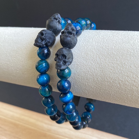 Blue-Green Tigers Eye Skull Bead Bracelet - Picture 6 of 7